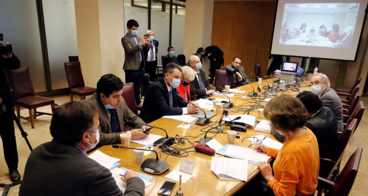 Comisión de Constitución del Senado aprobó rebajar quórum de 4/7 para reformar actual Constitución