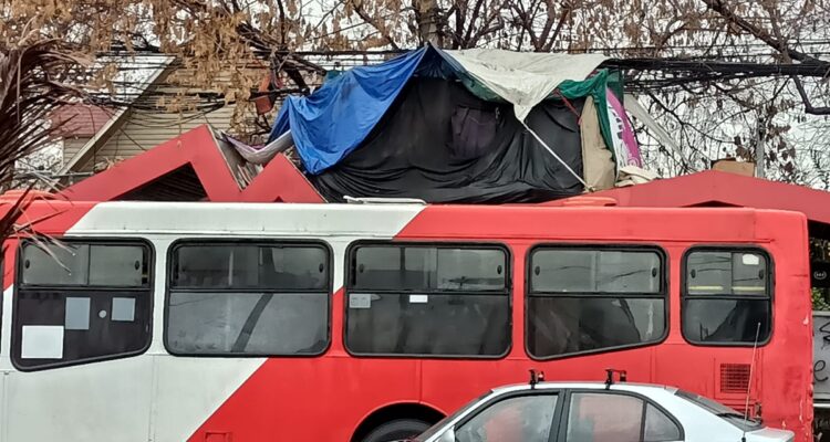 Vivir arriba de un paradero: carpa en "segundo piso" se roba la atención de vecinos en Recoleta