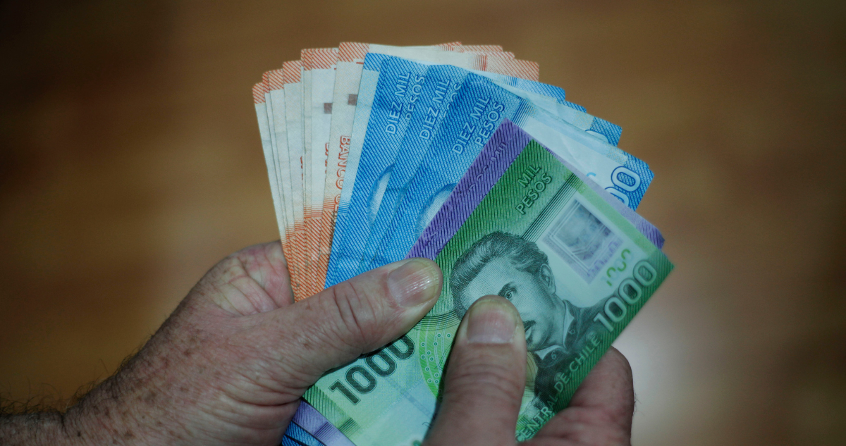 Billetes en manos