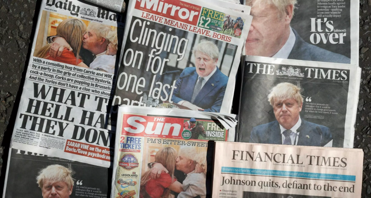 Primeras páginas de varios periódicos británicos con la dimisión del primer ministro Boris Johnson.