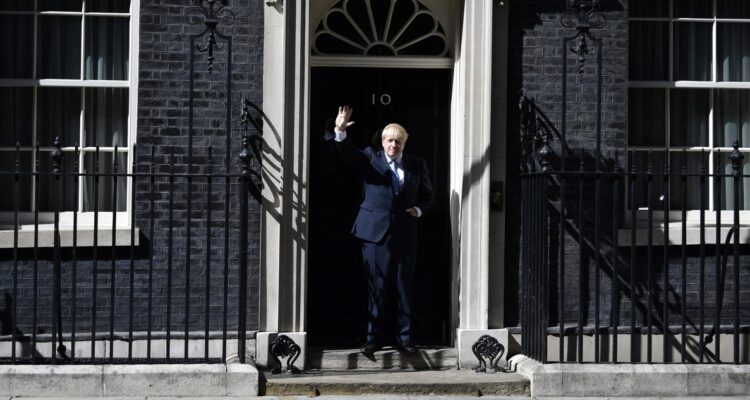 Boris Johnson a las puertas de la sede del gobierno británico en Downing Street.
