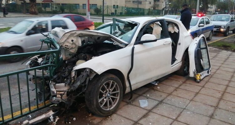 Conductor murió tras chocar con una reja que atravesó su vehículo en Ñuñoa