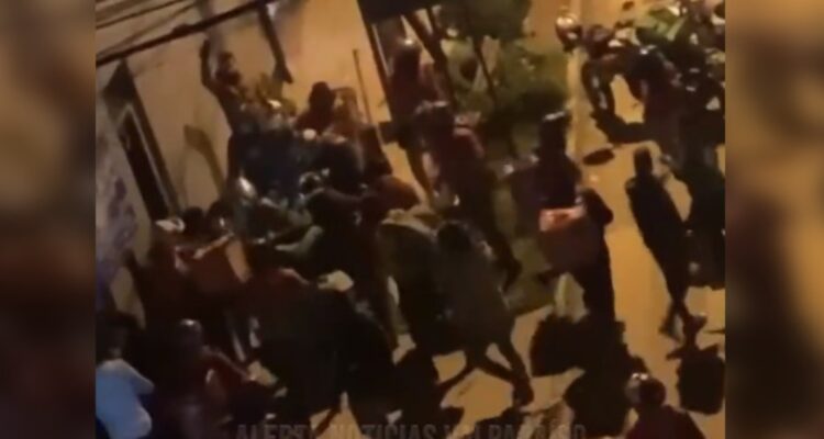 Repartidores agreden a jovenes acusados de robar moto