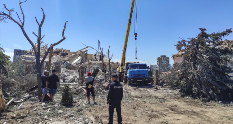 Reportan al menos 18 muertos por bombardeo ruso en zona residencial de Odesa