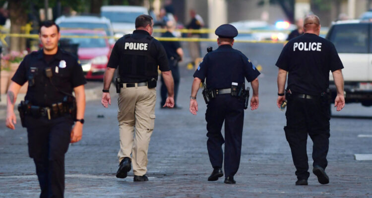 Reportan 5 muertos y 16 heridos tras tiroteo durante desfile por Día de la Independencia en EEUU