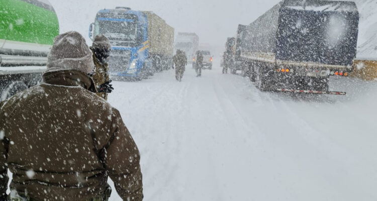 Reportan al menos 250 vehículos detenidos en paso fronterizo Los Libertadores