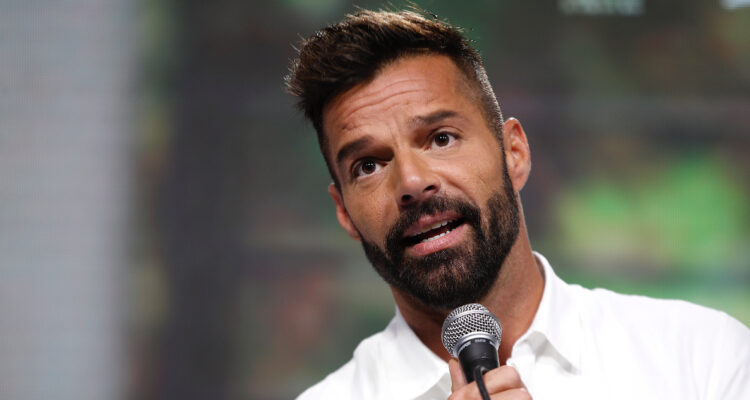 El cantante puertorriqueño Ricky Martin hablando en una conferencia de prensa del festival de Viña del Mar. El cantante fue denunciado por Violencia doméstica.