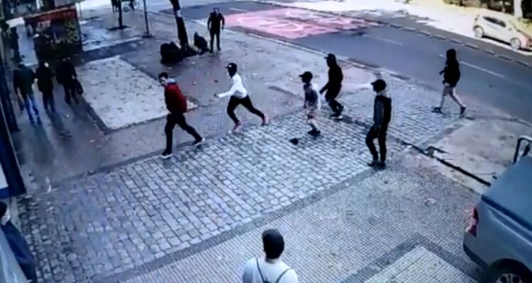 Tres detenidos por violento robo en Santiago: víctima fue apuñalada en plena Alameda