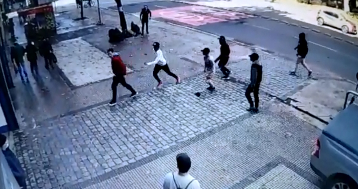 Tres detenidos por violento robo en Santiago: víctima fue apuñalada en plena Alameda