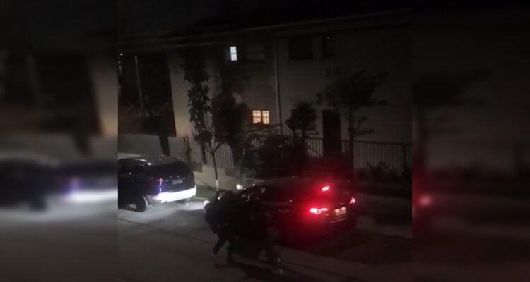 Mujer sufre violento robo de automóvil mientras esperaba a su pareja en Independencia