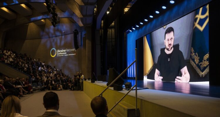 Volodimir Zelenski da un discurso mediante videoconferencia ante los participantes de la conferencia.