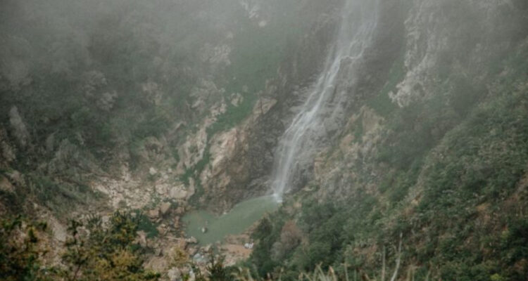 Persona cae en el Salto del Agua en Placilla
