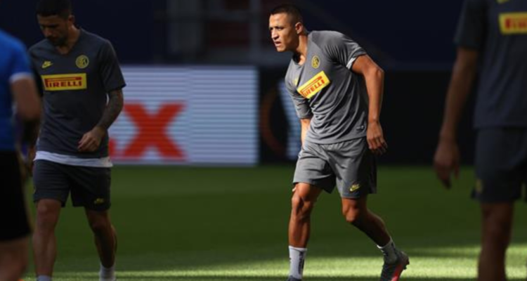 Según medios italianos, Alexis Sánchez fue apartado del plantel.