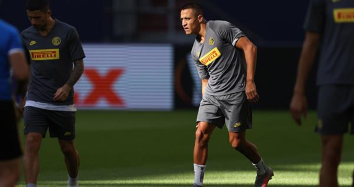 Según medios italianos, Alexis Sánchez fue apartado del plantel.
