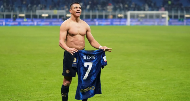 Alexis Sánchez marcando un gol con el Inter de Milán.