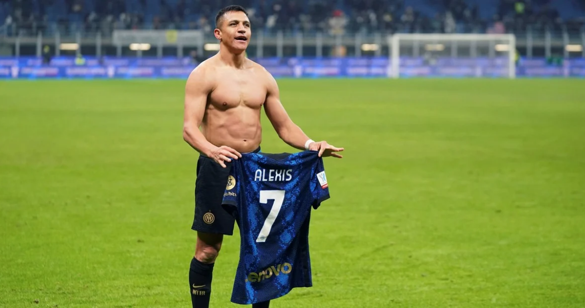 Alexis Sánchez marcando un gol con el Inter de Milán.