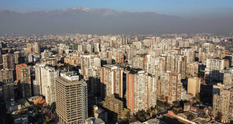 El motivo por el cual los precios de viviendas del Gran Santiago están siendo presionados a la baja