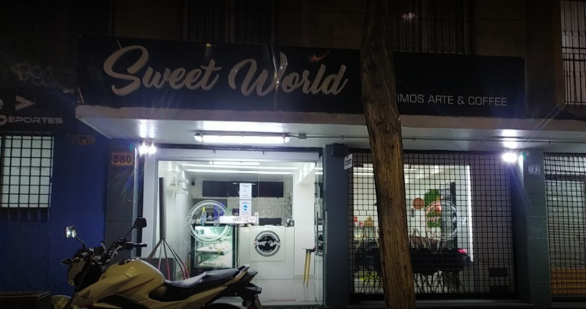 Fachada de pastelería en Providencia donde se produjo un robo y secuestro.