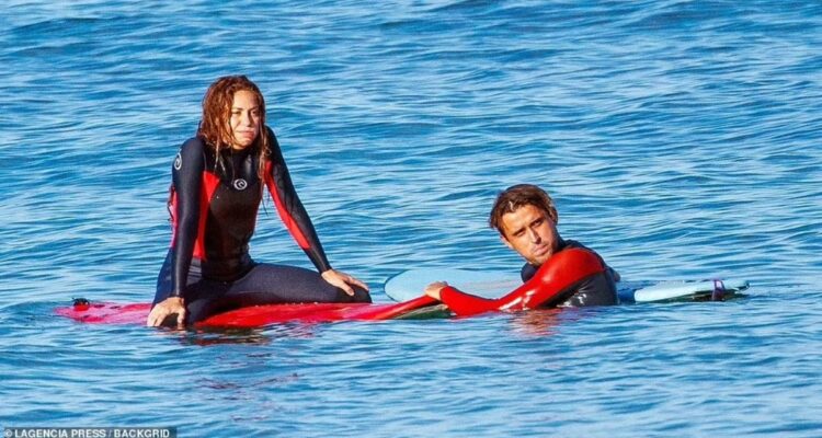 Captan a Shakira surfeando con misterioso galán en España: tabloide británico fue en su búsqueda
