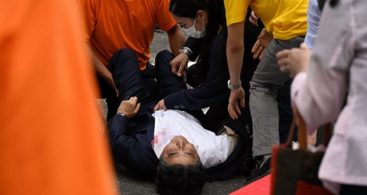 Shinzo Abe en el suelo tras ser baleado.