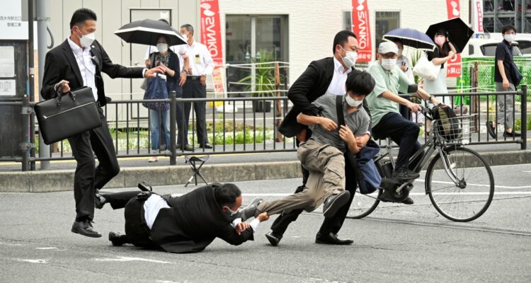 Las fuerzas de seguridad reduciendo a Yamagami Tetsuya tras el atentado.