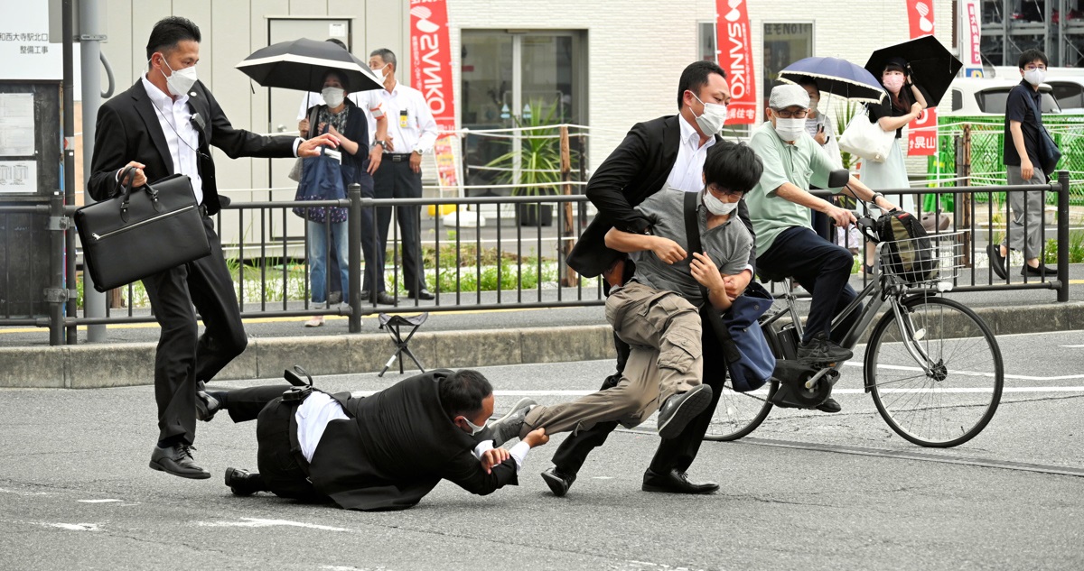 Las fuerzas de seguridad reduciendo a Yamagami Tetsuya tras el atentado.