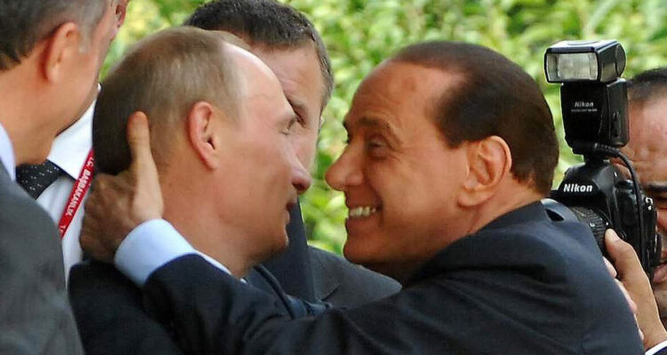 Berlusconi y Putin abrazados, muy de cerca.