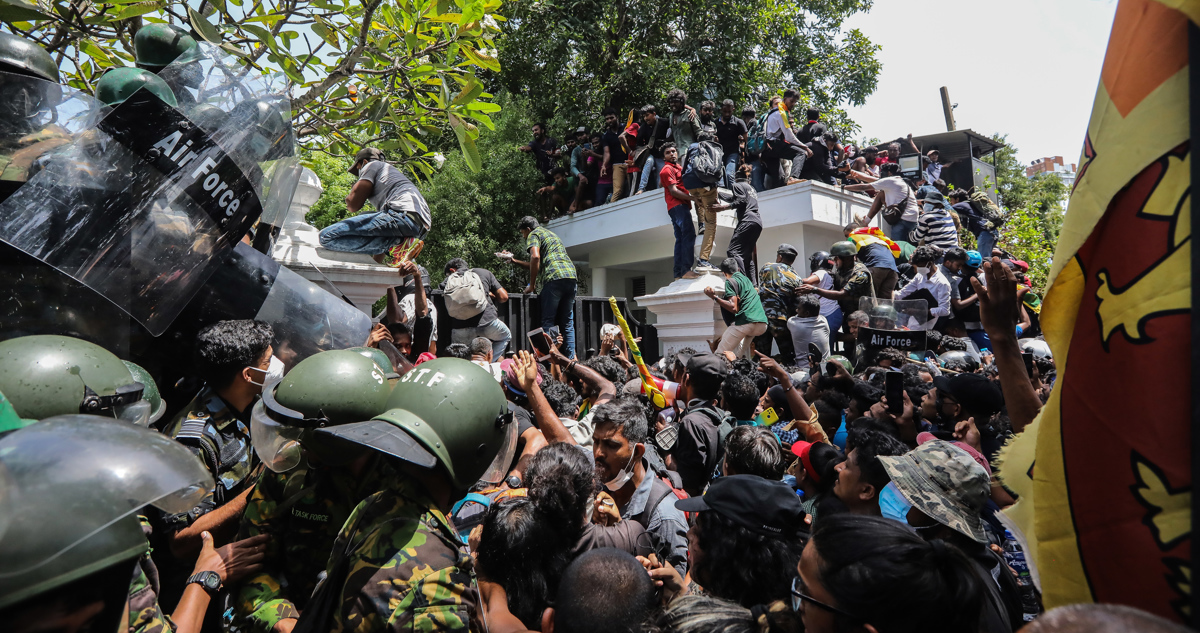 Manifestantes se toman las oficinas del Primer Ministro de Sri Lanka.