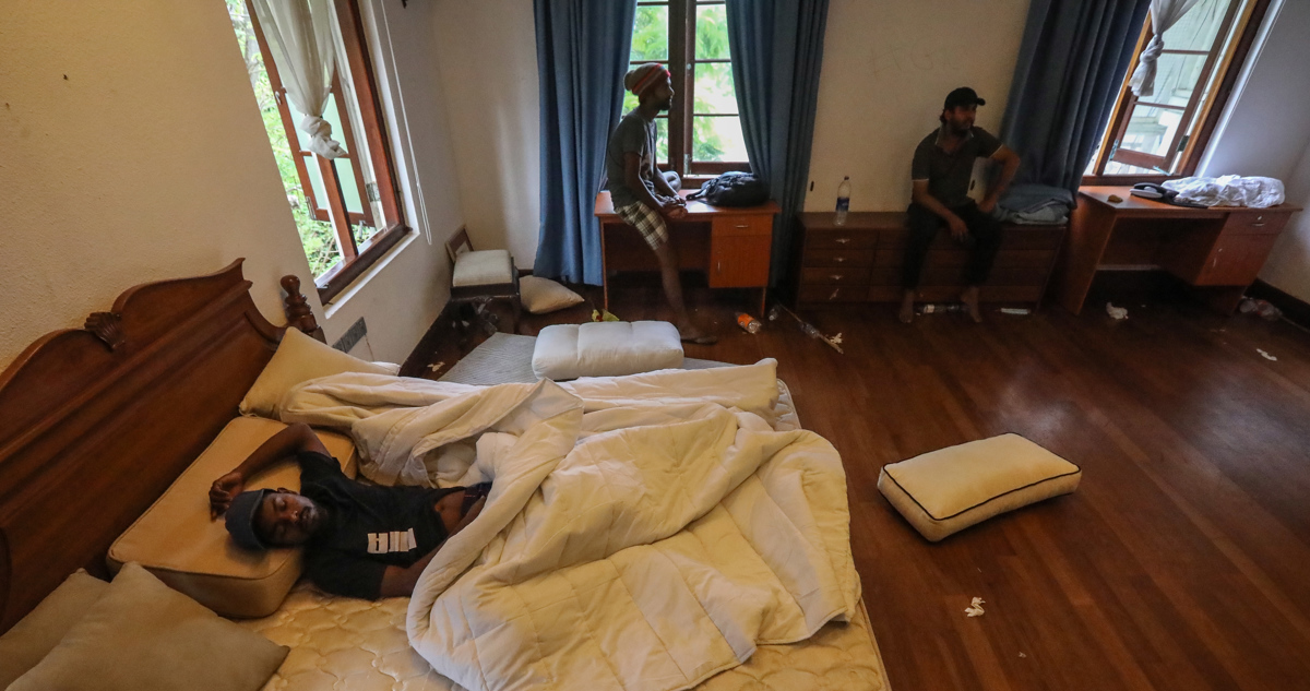 Un hombre descansa en una de las habitaciones de la residencia oficial del presidente de Sri Lanka.