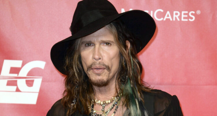 Steven Tyler mira serio a la cámara en un evento. El músico fue dado de alta en su rehabilitación contra las drogas.