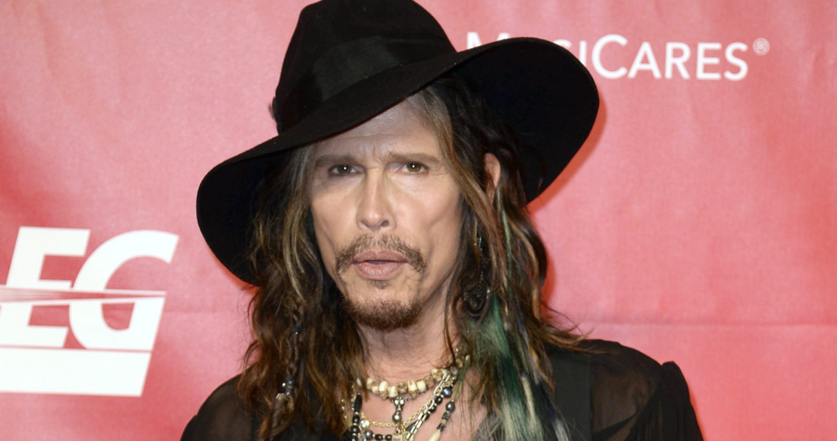 Steven Tyler mira serio a la cámara en un evento. El músico fue dado de alta en su rehabilitación contra las drogas.