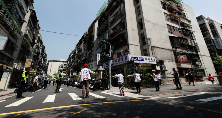 Civiles despejan las calles en Taipéi como parte de un simulacro de ataque aéreo durante los ejercicio militares.