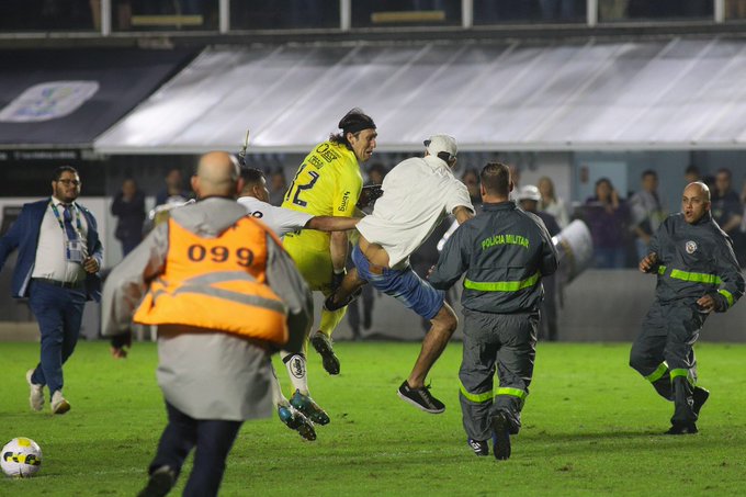 Hincha del Santos intenta agredir a portero del Corinthians.