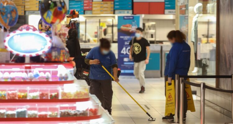 Tasa de desocupación de extranjeros en Chile es de 6,8% y detallan sectores donde más se desempeñan