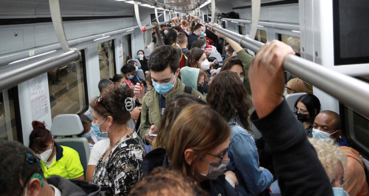 Pasajeros en uno de los trenes de cercanías de la estación de Chamartín, en Madrid.