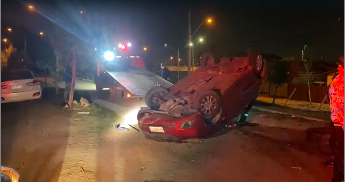 Auto volcado en Renca y robado por adolescentes en Lo Prado