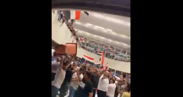 Manifestantes en el parlamento de Irak.