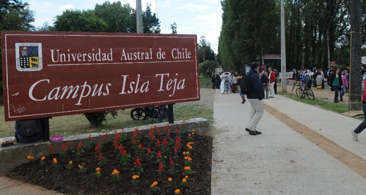 Docentes de la Universidad Austral votaron a favor de huelga que podría comenzar la próxima semana