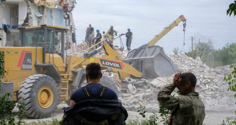 Rescatistas trabajando en las ruinas del edificio bombardeo.