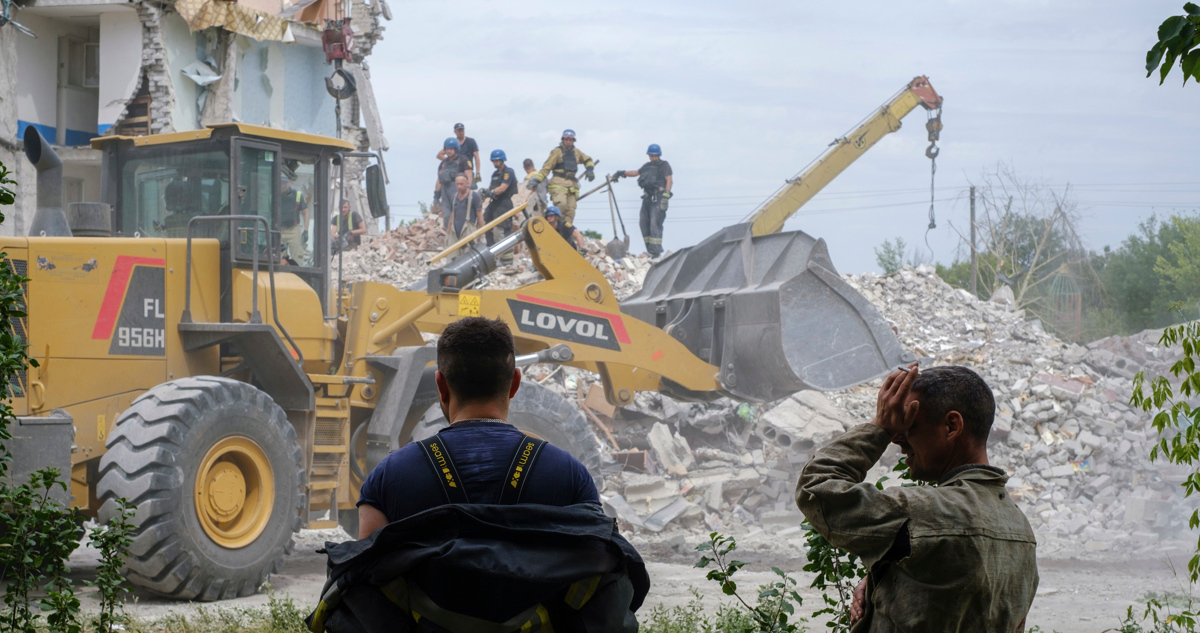 Rescatistas trabajando en las ruinas del edificio bombardeo.