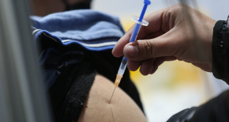 Especialistas apuntan a la vacunación y reforzar protocolos ante cifras de casos de covid-19