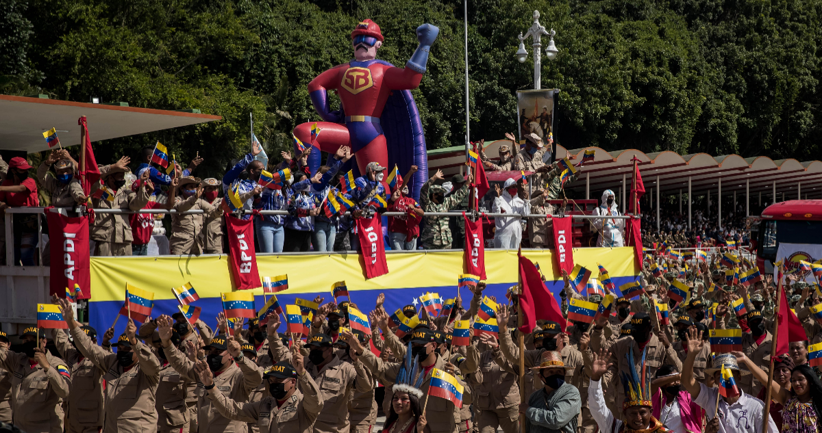 Las Fuerzas Armadas y civiles participan en el desfile para conmemorar los 211 años de la independencia de Venezuela.