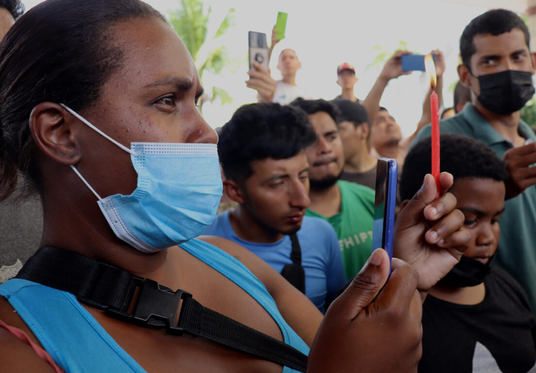 Vigilia en Tapachula, México, tras la muerte de 53 migrantes ilegales dentro de un camión en San Antonio Texas.