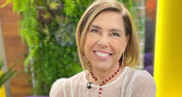 La animadora de televisión Vivi Kreutzberger sonriendo a la cámara en el set de Más Vivi que nunca. La animadora habló sobre el posible reemplazo de Don Francisco.