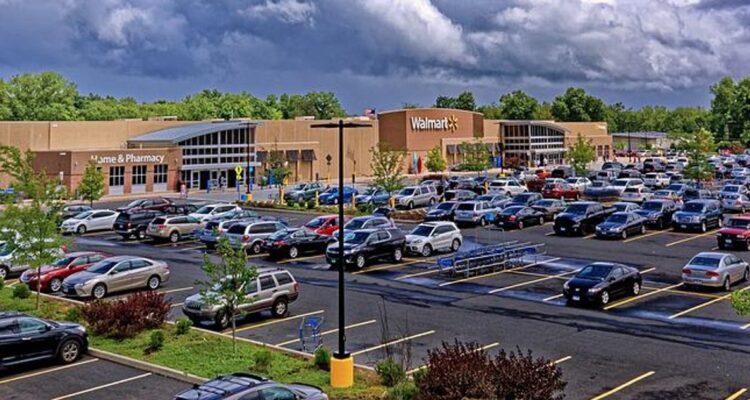 Walmart rebaja sus previsiones y detalla que clientes optan por comprar lo esencial ante inflación