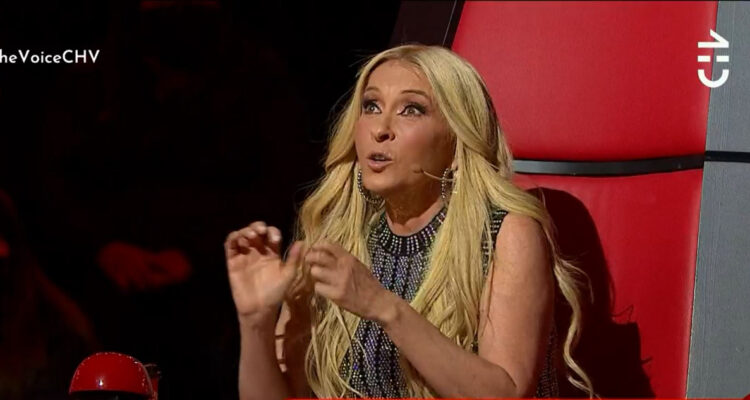 La cantante Yuri de The Voice dando sus críticas a uno de sus discípulos del programa. La cantante regañó duramente al artista.