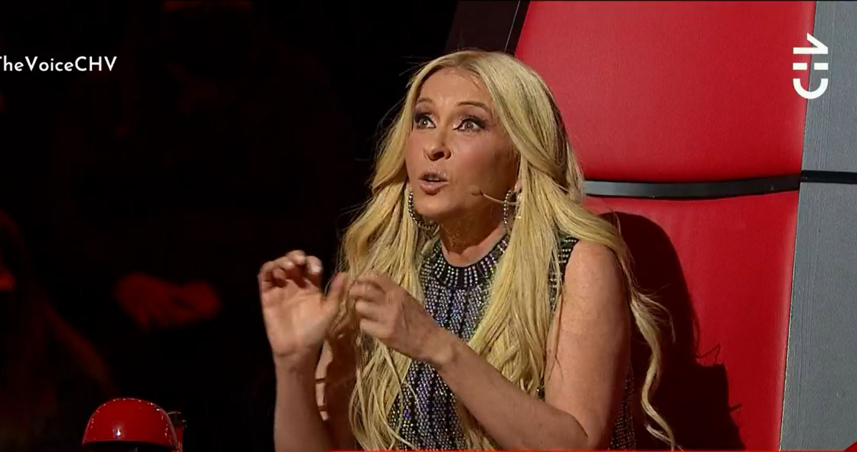 La cantante Yuri de The Voice dando sus críticas a uno de sus discípulos del programa. La cantante regañó duramente al artista.