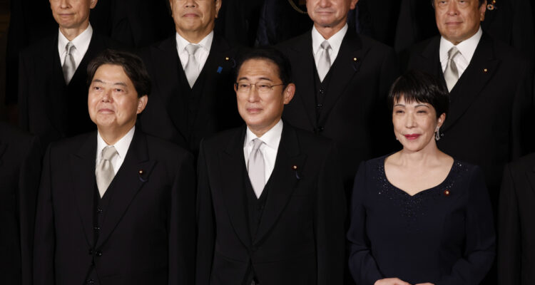 Fumio Kishida junto a su nuevo gabinete.