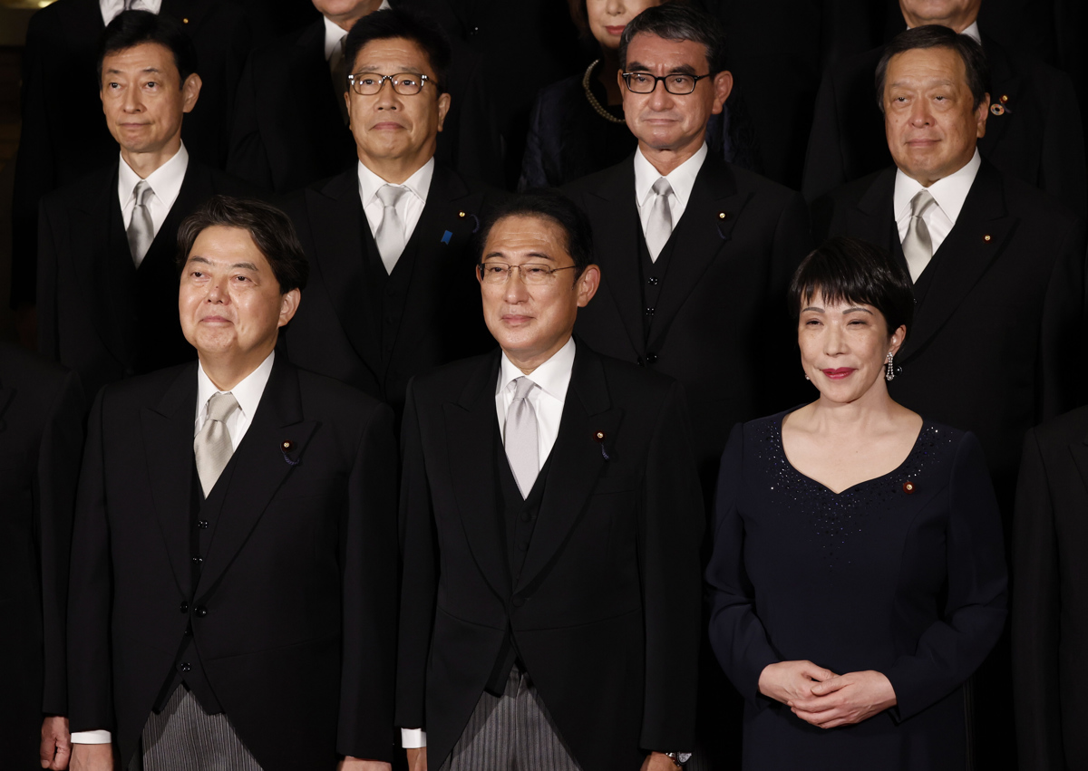 Fumio Kishida junto a su nuevo gabinete.
