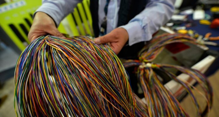 Hombre muestra parte de la fibra óptica